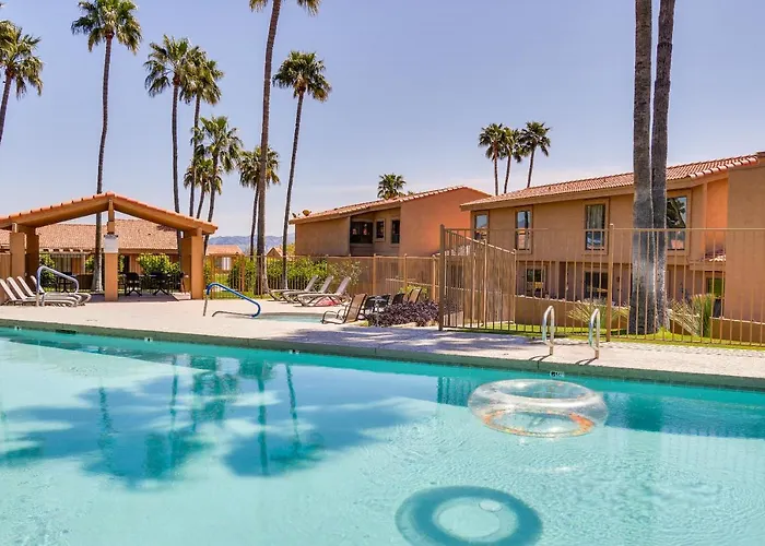 Pool Access & Mtn-view Balcony: Gem Holiday home *