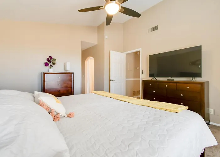 Holiday home Pool Access & Mtn-view Balcony: Gem