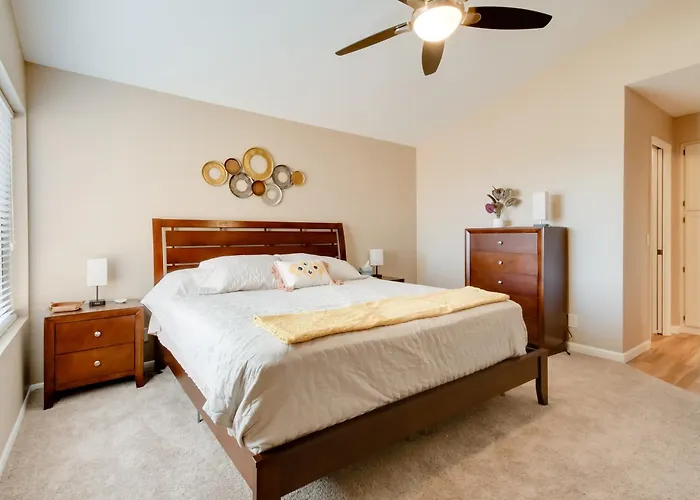 Pool Access & Mtn-view Balcony: Gem Holiday home *