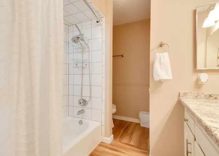 Pool Access & Mtn-view Balcony: Gem Holiday home